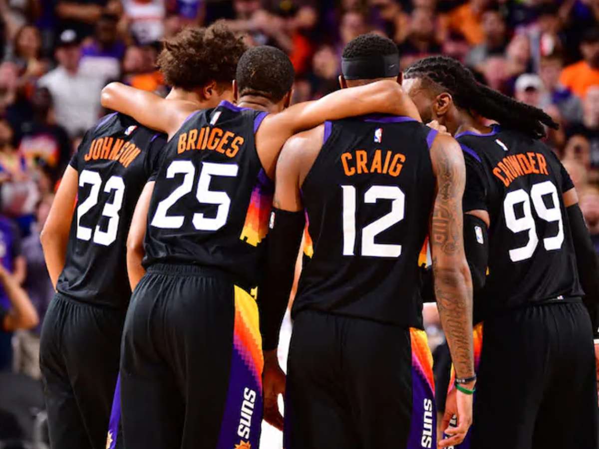 Phoenix Suns in a team huddle for article Arizona Sports and Athletics for newcomers moving to Phoenix.