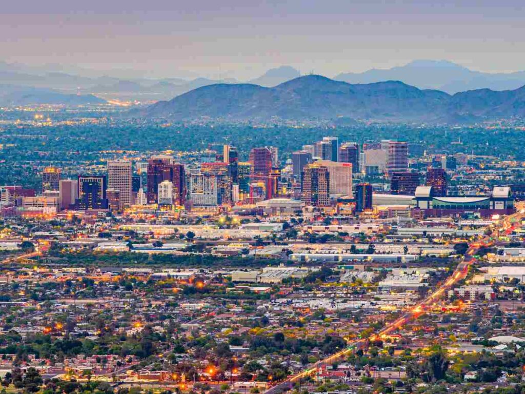 Picture of Phoenix skyline with mountains in the background for article 5 Reasons to Move to Phoenix for newcomers moving to Phoenix.