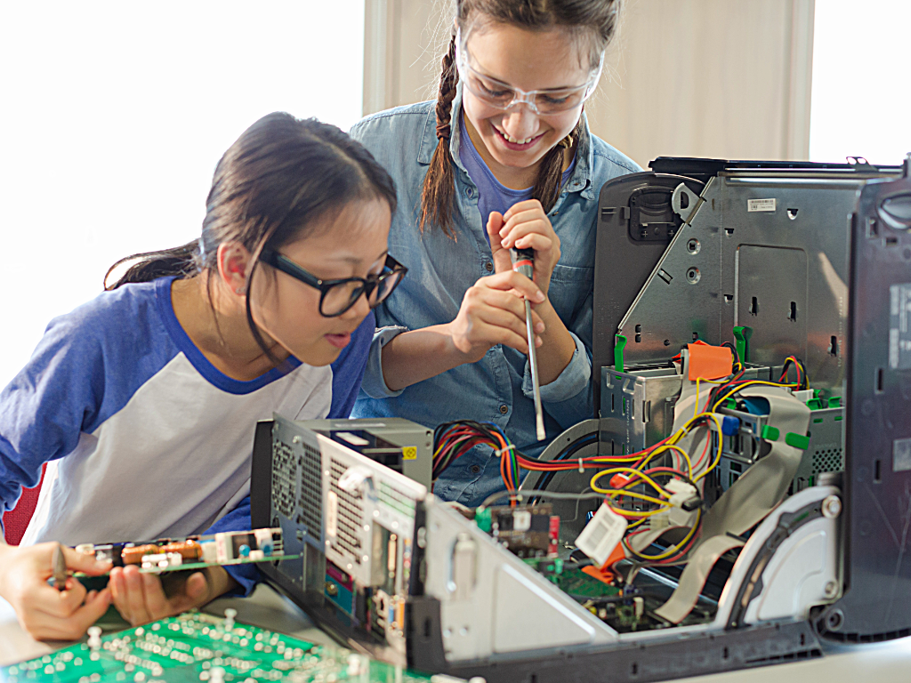 2 Girls working on building technology.