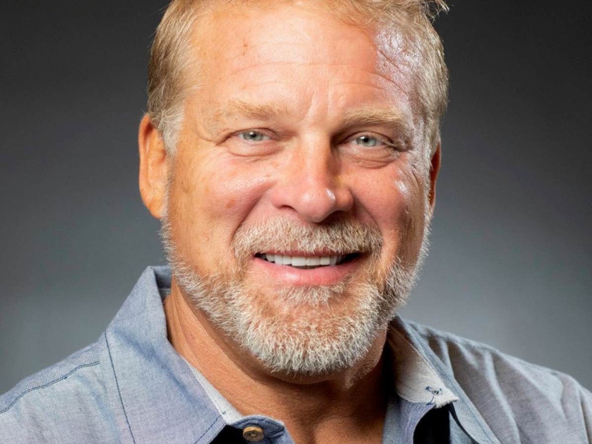 Close up picture of Shawn Krill in suit for article Shawn Krill: Your Expert Guide to Luxury Homes and Beyond for newcomers moving to Phoenix.